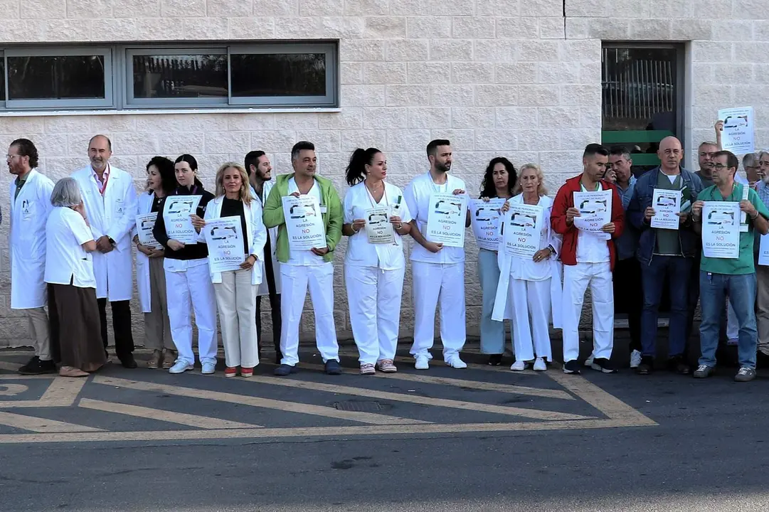 Concentración en el Hospital Juan Ramón Jiménez tras la agresión sufrida por un médico.