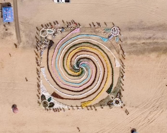 Dibujo hecho con residuos en Almonte.