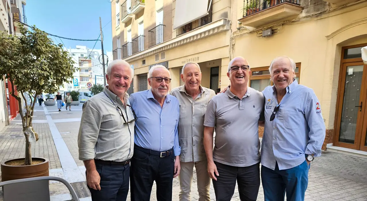 Fernando Silva junto a un grupo de antiguos compañeros