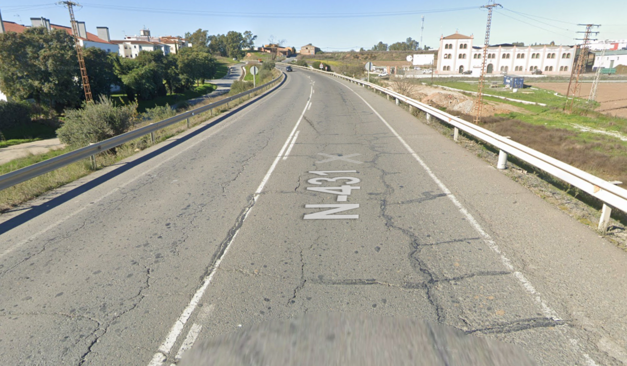 La carretera N431 a su paso por Gibraleón.