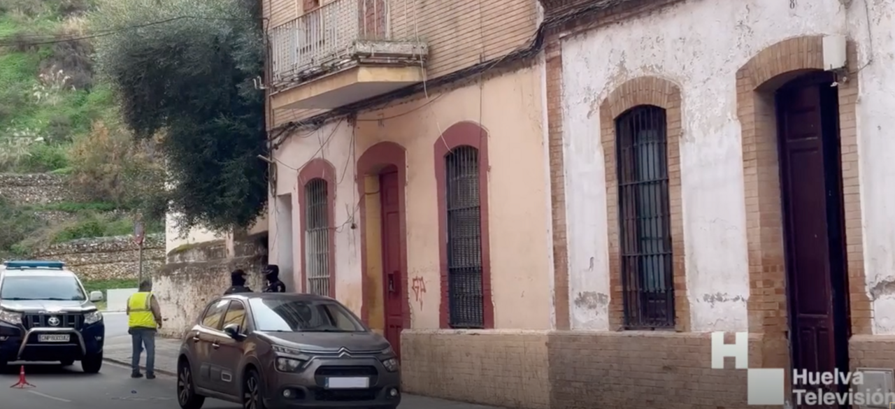 Desalojo de los pisos ocupados cerca de la Plaza de Toros de Huelva. / Fotografía: Huelva TV