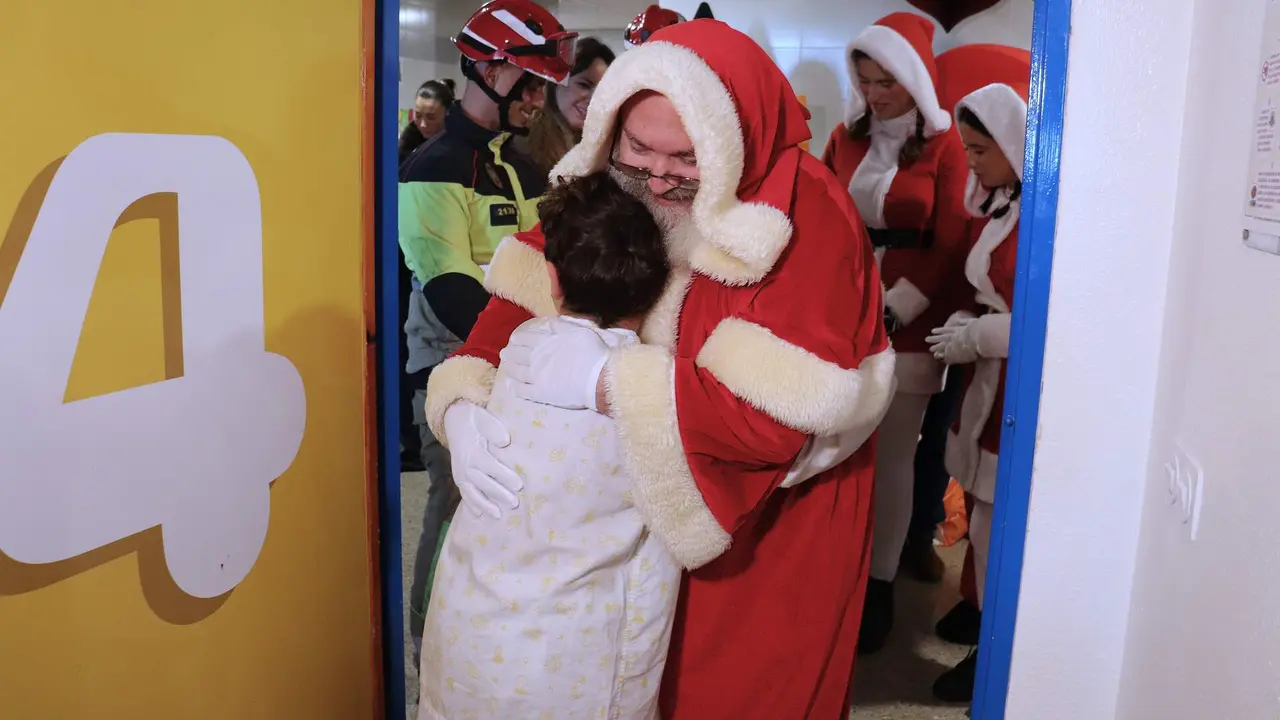 Visita de Papa Noel al Hospital Juan Ram&oacute;n Jim&eacute;nez