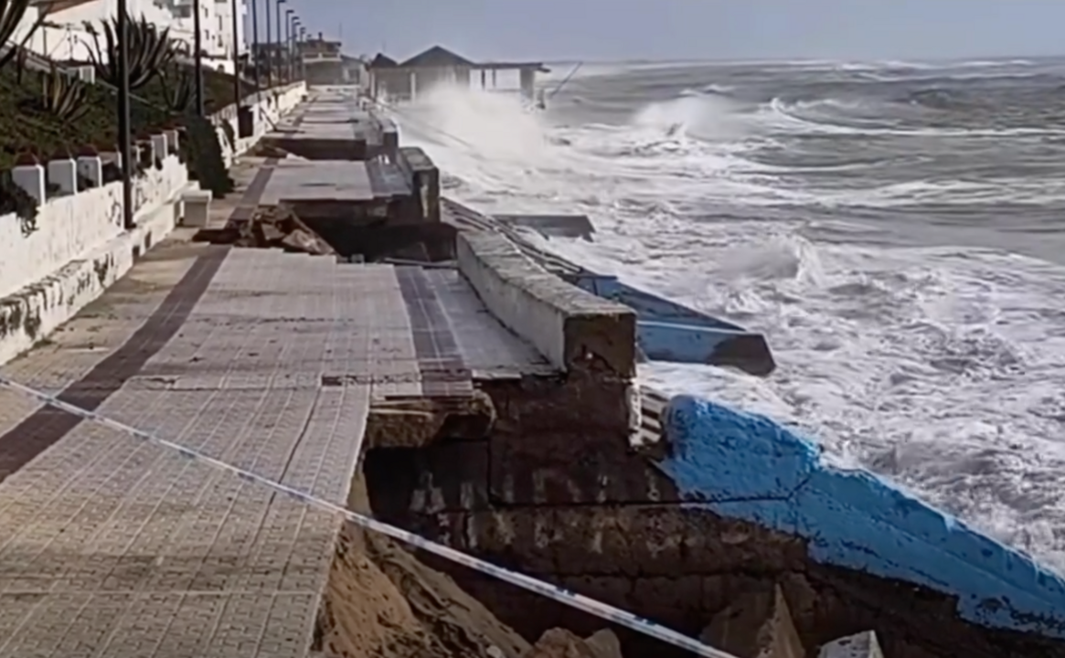 Derrumbe del paseo mar&iacute;timo de Matalasca&ntilde;as.