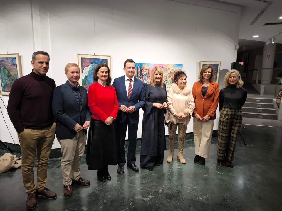 Antonia Mar&iacute;a Peralto junto a la alcaldesa de Huelva, Pilar Miranda, representantes municipales y de la Fundaci&oacute;n Caja Rural