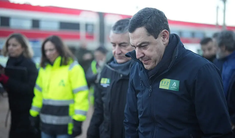 Antonio Sanz junto al presidente de la Junta de Andalucia, Juanma Moreno.