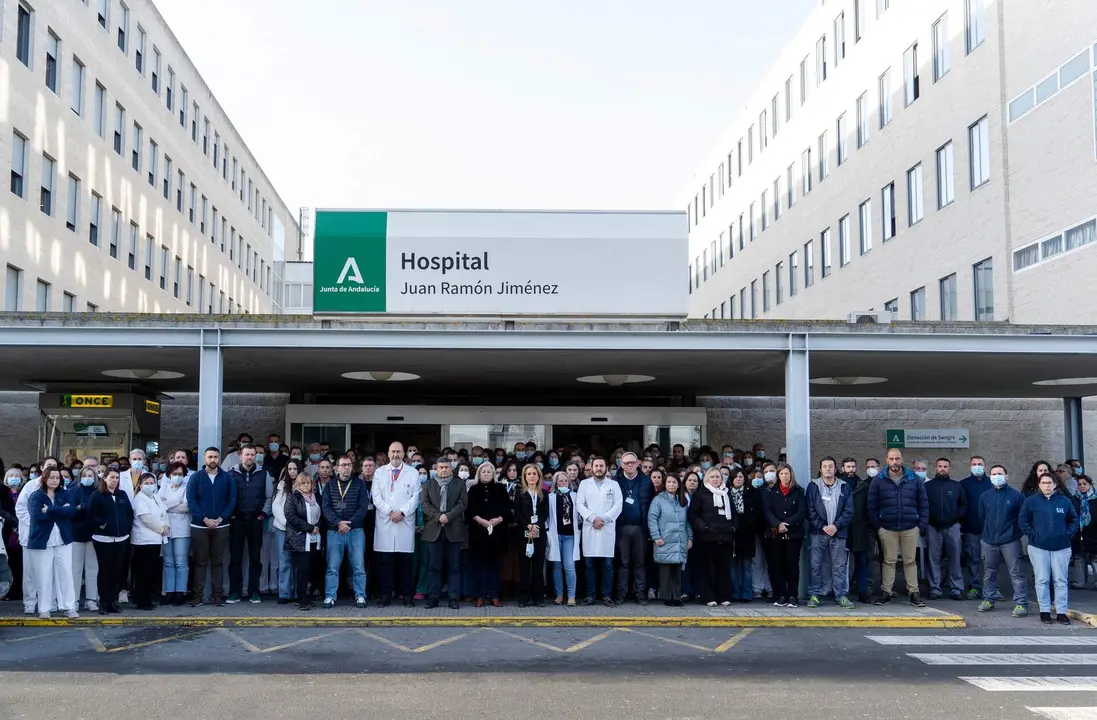 Minuto de silencio en el Hospital Universitario Juan Ram&oacute;n Jim&eacute;nez.