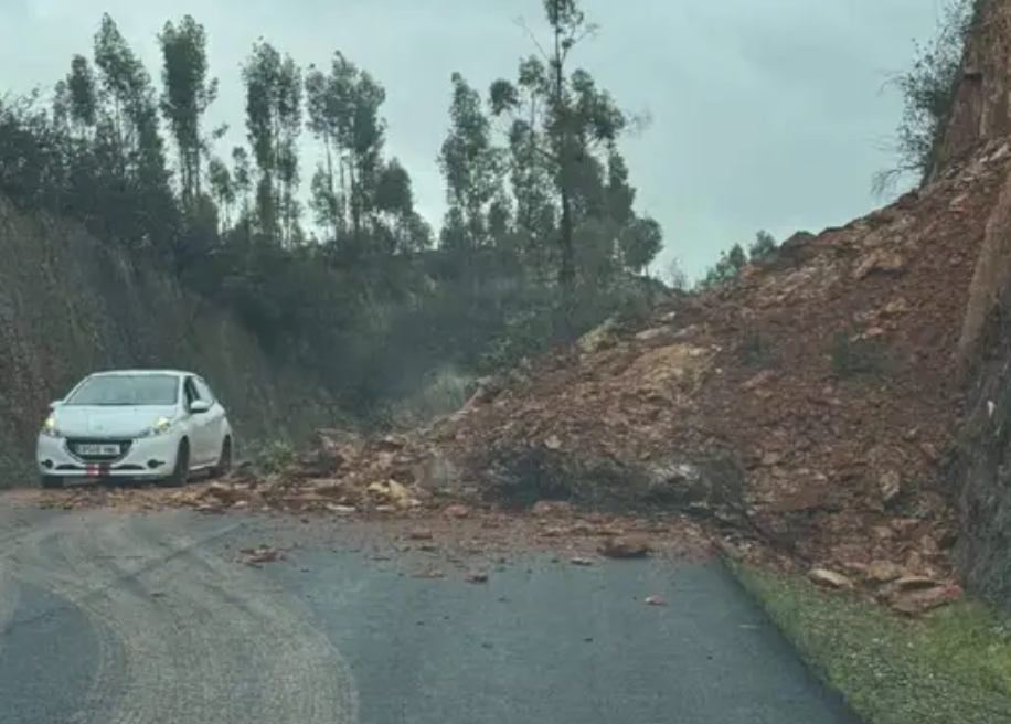 Desprendimiento en la carretera que une Rosal de la Frontera con Santa Barbara  hace unos d&iacute;as.