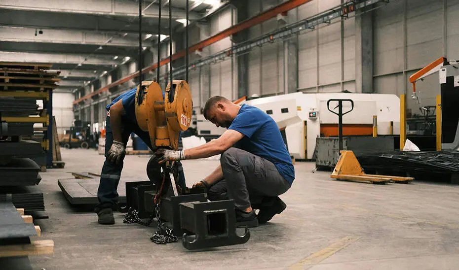 Dos trabajadores en una planta.