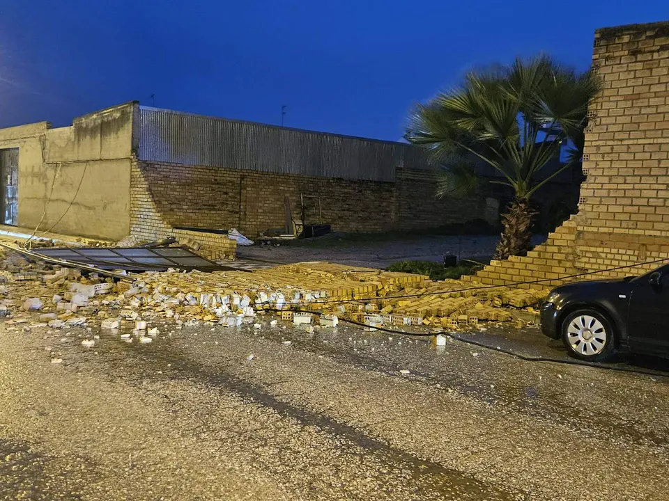 Muro ca&iacute;do en Almonte. / Fotograf&iacute;a: Polic&iacute;a Local de Almonte.