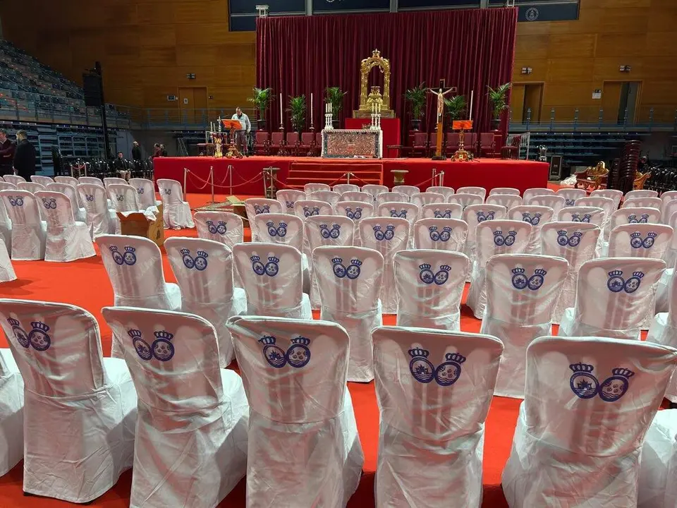 Palacio de los Deportes Carolina Mar&iacute;n preparado para la misa.
