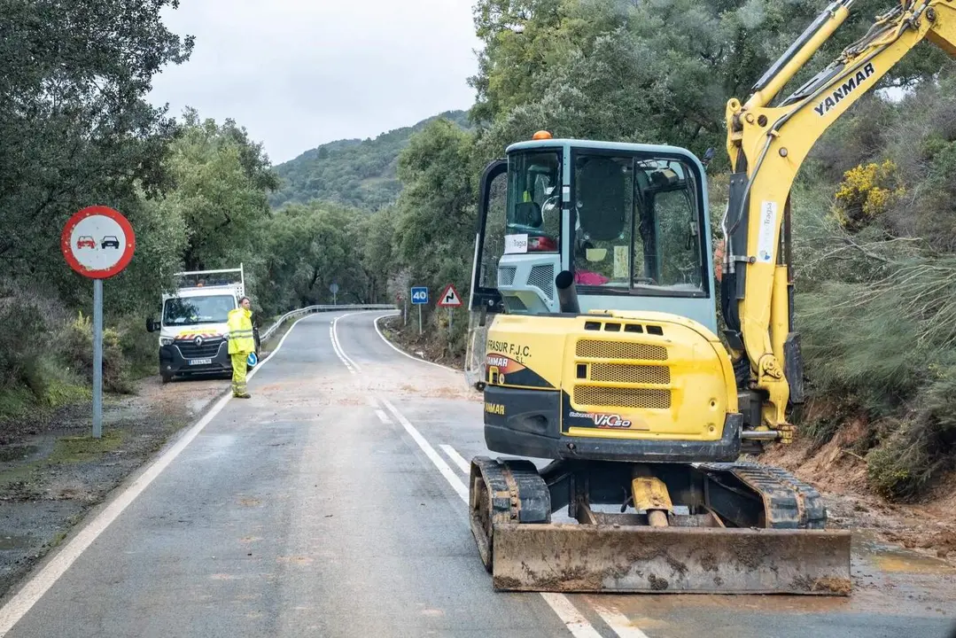 Servicios de la Diputaci&oacute;n reabriendo una carretera afectada por las lluvias.