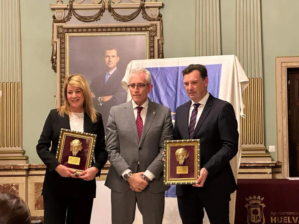 Rafael Dom&iacute;nguez, en el centro, junto a Pilar Miranda, alcaldesa de Huelva y Alberto Santana, presidente de la Autoridad Portuaria de Huelva.
