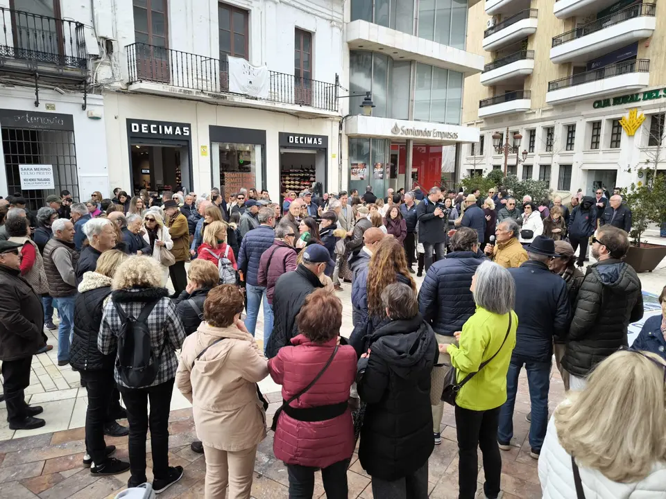 Protesta de los vecinos de El portal por el estado de sus playas.