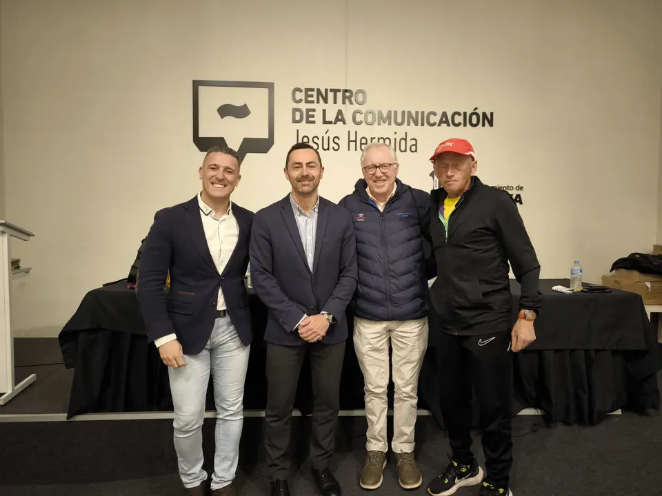 Miguel R&iacute;os y Diego Mois&eacute;s Santos repasan en Huelva la evoluci&oacute;n del atletismo en un coloquio de la AOPD