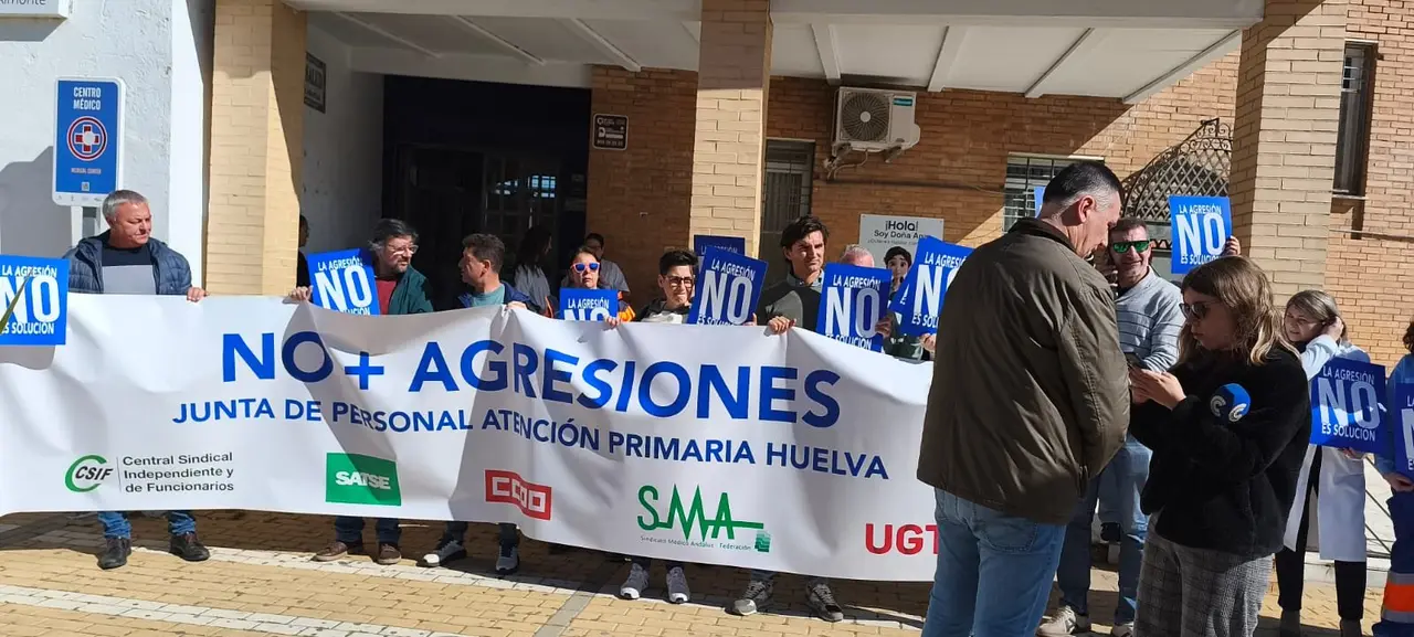 Concentraci&oacute;n por las agresiones a personal sanitario en Almonte.