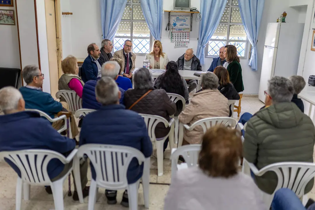 Reuni&oacute;n con vecinos de La Hispanidad.