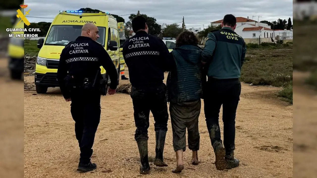 Rescate de una mujer en Cartaya.