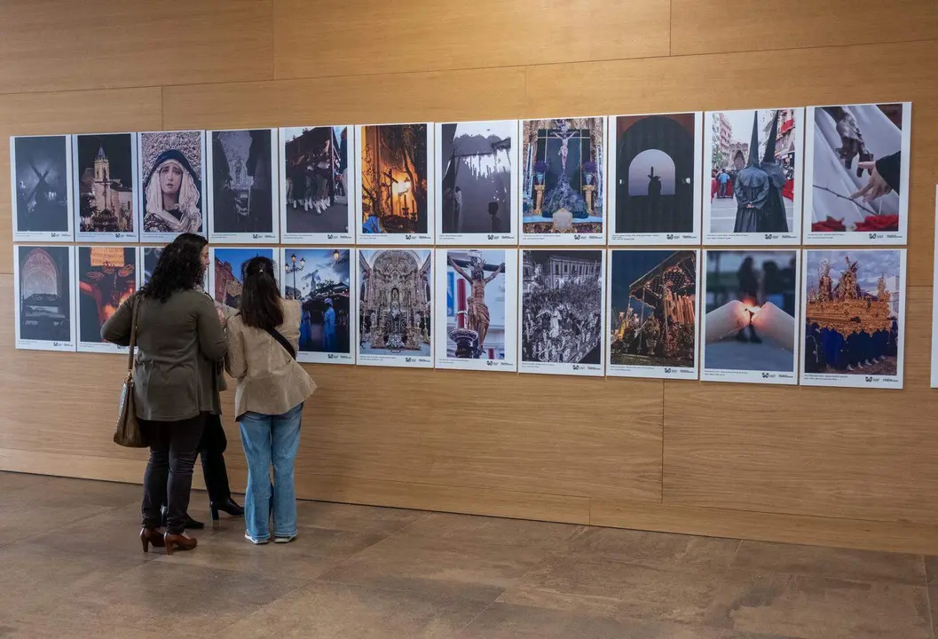La Diputaci&oacute;n de Huelva acoge durante estos d&iacute;as en el hall de su sede la exposici&oacute;n del II Concurso de Fotograf&iacute;a Cofrade, una propuesta que invita a recorrer la Semana Santa onubense a trav&eacute;s de la mirada de los fot&oacute;grafos participantes en este certamen organizado por Huelva Informaci&oacute;n.
La muestra re&uacute;ne un total de 23 im&aacute;genes captadas en diferentes puntos de la provincia, ofreciendo un recorrido visual por momentos de fervor, detalles patrimoniales y escenas caracter&iacute;sticas de las hermandades. Desde salidas procesionales hasta instantes de recogimiento, las fotograf&iacute;as reflejan la riqueza y diversidad de una tradici&oacute;n profundamente arraigada.
Entre las localidades representadas figuran Zalamea la Real, Cartaya, Galaroza, Moguer, Jabugo, Aracena, Isla Cristina, Ayamonte, El Cerro de And&eacute;valo, Beas, San Juan del Puerto, Cortegana, Minas de R&iacute;o Tinto o Niebla, configurando un mosaico que pone en valor tanto la singularidad de cada enclave como el denominador com&uacute;n de la tradici&oacute;n cofrade.
La obra ganadora de esta segunda edici&oacute;n es del fot&oacute;grafo Ildefonso Donaire, natural de Trigueros, quien ha captado al Cristo del Carmelo en un instante de especial simbolismo. La imagen destaca por el uso del contraluz, evocando la transici&oacute;n entre la muerte y la esperanza, y ha sido adem&aacute;s elegida para ilustrar la portada de la gu&iacute;a de Semana Santa de Huelva y su provincia.
El presidente de la Diputaci&oacute;n, David Toscano, ha destacado la calidad de los trabajos presentados y ha subrayado el papel de la fotograf&iacute;a como herramienta para conservar y transmitir emociones y tradiciones.
El certamen, que permite a cada participante presentar hasta tres im&aacute;genes &mdash;al menos una de ellas tomada fuera de la capital&mdash;, refuerza su vocaci&oacute;n de mostrar la dimensi&oacute;n provincial de la Semana Santa.
La exposici&oacute;n se convierte as&iacute; en una oportunidad para que ciudadanos y visitantes se acerquen a diferentes perspectivas de una de las celebraciones m&aacute;s importantes de Huelva, al tiempo que pueden recoger un ejemplar de la gu&iacute;a editada con motivo de estas fechas.