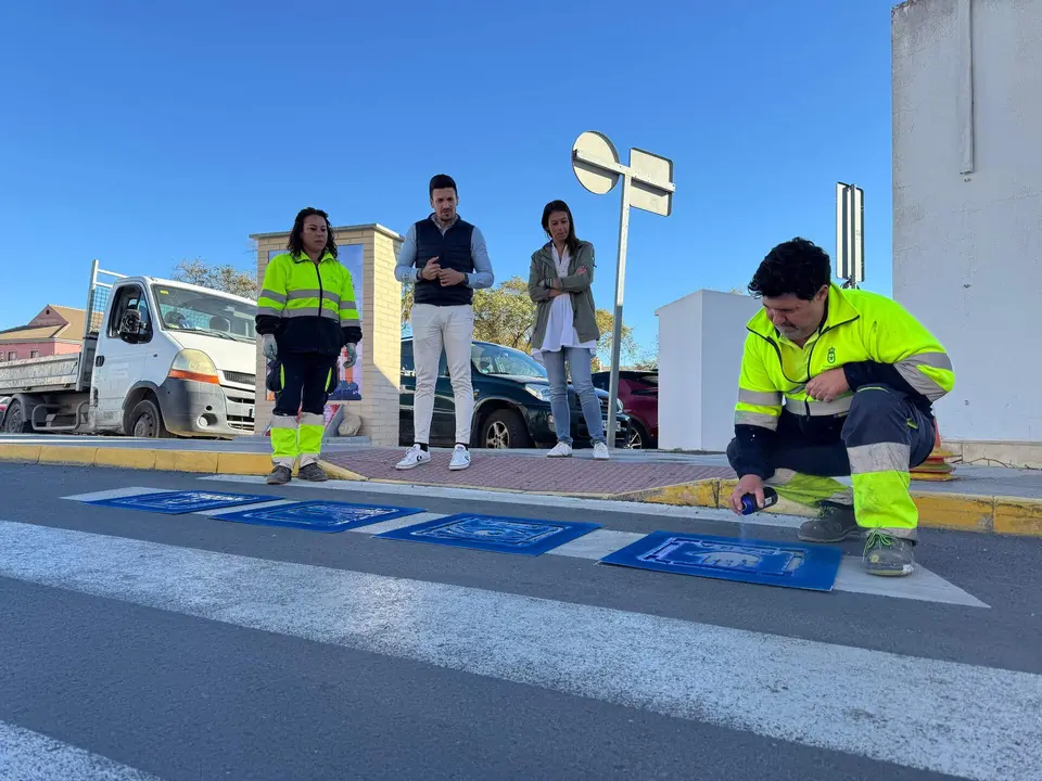 Aljaraque refuerza la accesibilidad con el repintado de pasos de peatones con pictogramas