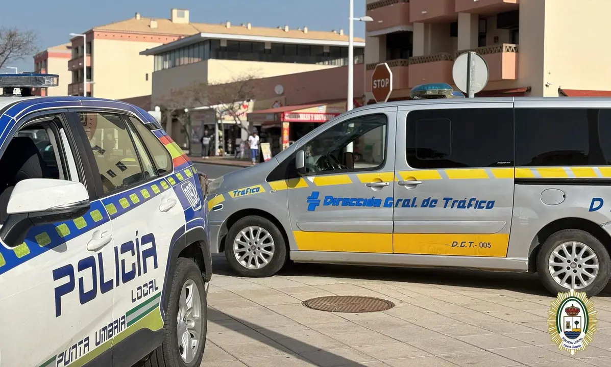 El Ayuntamiento de Punta Umbr&iacute;a, a trav&eacute;s de la Polic&iacute;a Local, contar&aacute; desde este mes de abril y hasta septiembre con un veh&iacute;culo especializado en control de alcoholemia cedido por la Direcci&oacute;n General de Tr&aacute;fico (DGT), con el objetivo de reforzar la seguridad vial en el municipio.
El dispositivo comenzar&aacute; a operar en la noche de este viernes 10 de abril y permitir&aacute; intensificar los controles en distintos puntos de la localidad, especialmente durante los periodos de mayor afluencia de visitantes, como fines de semana y temporada estival.
El concejal de Seguridad Ciudadana, Jos&eacute; Antonio Gonz&aacute;lez, ha destacado que esta medida responde a la coordinaci&oacute;n entre administraciones, subrayando que &ldquo;redunda directamente en una mayor seguridad para vecinos y visitantes&rdquo;.
El nuevo veh&iacute;culo est&aacute; equipado con tecnolog&iacute;a que facilita la realizaci&oacute;n de controles de forma m&aacute;s &aacute;gil y eficaz, permitiendo a los agentes mejorar su capacidad de actuaci&oacute;n en la detecci&oacute;n de conductores que circulen bajo los efectos del alcohol.
Desde el Ayuntamiento se insiste en el mensaje de tolerancia cero con el alcohol al volante, recordando que este tipo de controles tienen como objetivo prevenir accidentes y garantizar la seguridad en las v&iacute;as p&uacute;blicas.
Por su parte, la Jefatura de la Polic&iacute;a Local ha apelado a la responsabilidad de los conductores, se&ntilde;alando que el respeto a las normas de tr&aacute;fico es fundamental para evitar riesgos y proteger a todos los usuarios de la v&iacute;a.
Con esta iniciativa, el Consistorio refuerza su compromiso con la seguridad ciudadana y la prevenci&oacute;n, apostando por la colaboraci&oacute;n institucional como herramienta clave para mejorar la convivencia y la seguridad en el municipio.