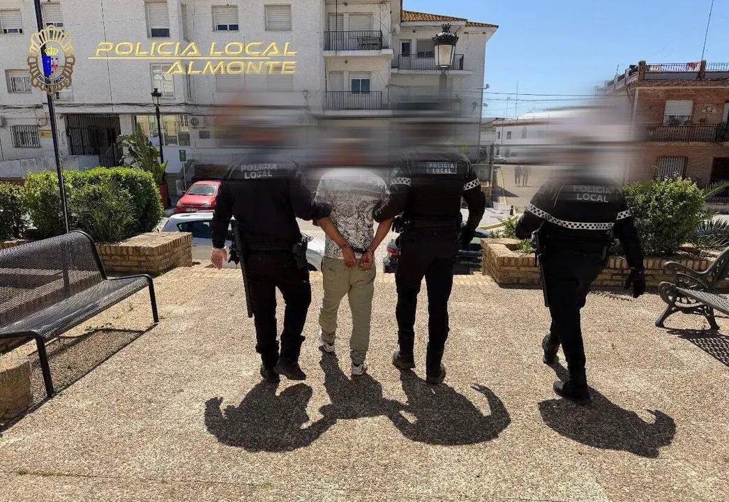Momento de la detenci&oacute;n. / Fotograf&iacute;a: Polic&iacute;a Local de Almonte.