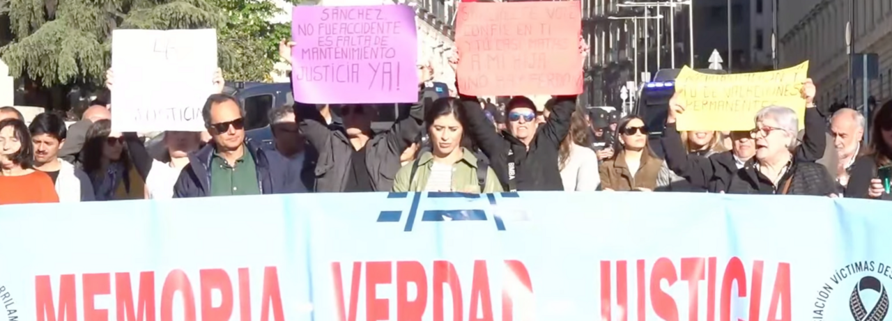 Manifestantes a las puertas del Congreso de los Diputados.