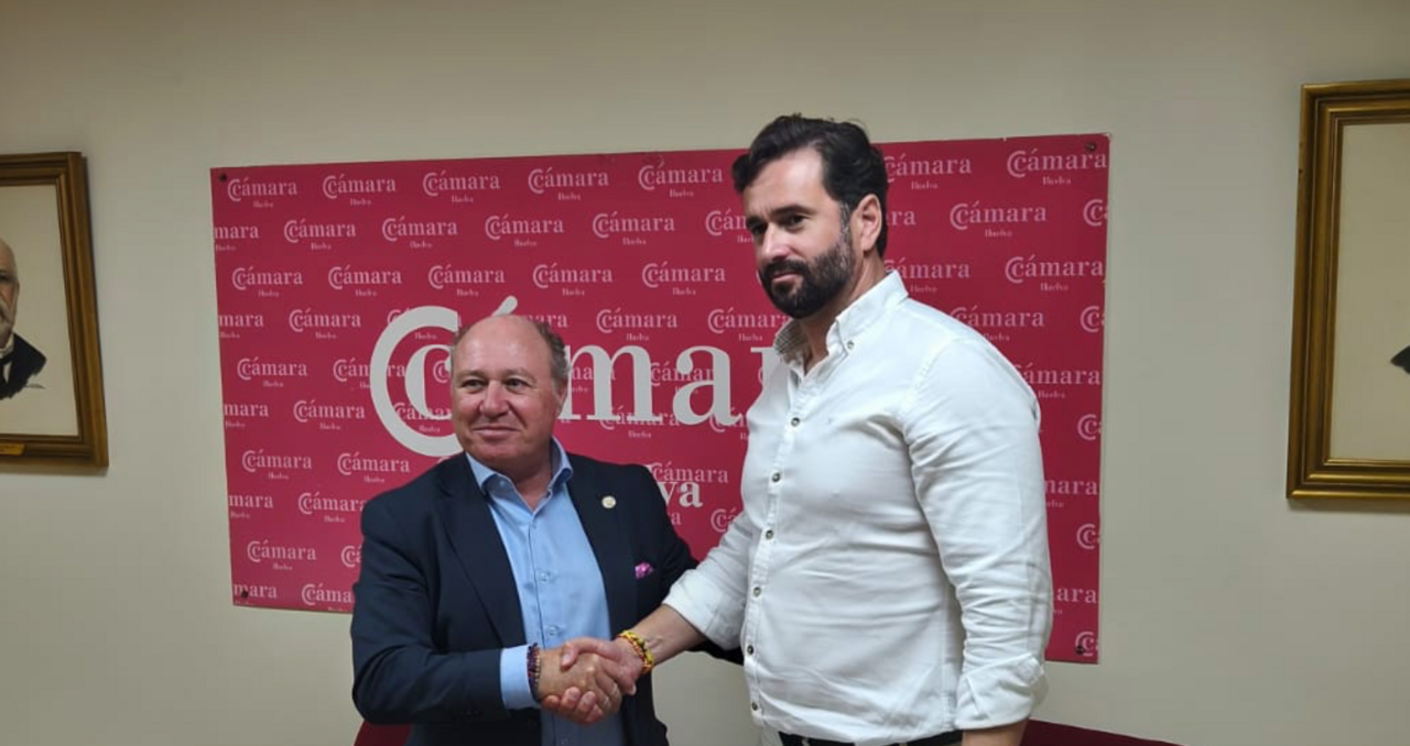 La C&aacute;mara de Comercio de Huelva y la Asociaci&oacute;n de Antiguos Alumnos de la Universidad de Huelva &lsquo;3 de Marzo&rsquo; han firmado un convenio de colaboraci&oacute;n con el objetivo de estrechar la relaci&oacute;n entre el &aacute;mbito universitario y el tejido empresarial de la provincia.
El acuerdo ha sido suscrito por el presidente de la C&aacute;mara, Daniel Toscano, y el presidente de la asociaci&oacute;n, Antonio Jos&eacute; Redondo, quienes han destacado la importancia de esta alianza para impulsar el desarrollo econ&oacute;mico y social de Huelva.
El convenio nace con la intenci&oacute;n de promover proyectos y actividades conjuntas que permitan aprovechar mejor los recursos de ambas entidades, fomentando el conocimiento mutuo y la colaboraci&oacute;n institucional.
Desde la C&aacute;mara de Comercio se ha subrayado el car&aacute;cter estrat&eacute;gico de reforzar los v&iacute;nculos entre universidad y empresa, con el fin de generar un entorno m&aacute;s competitivo y din&aacute;mico. En este sentido, el acuerdo busca mejorar la formaci&oacute;n y la empleabilidad de los estudiantes, facilitando perfiles profesionales m&aacute;s adaptados a las necesidades reales del mercado laboral.
Asimismo, la iniciativa permitir&aacute; a las empresas conocer de primera mano el talento universitario, mientras que los j&oacute;venes podr&aacute;n acercarse al funcionamiento del tejido productivo onubense y a sus demandas.
Ambas entidades coinciden en que la cooperaci&oacute;n entre universidad y empresa es clave para afrontar los retos actuales del mercado laboral, mejorar la competitividad empresarial y contribuir al desarrollo sostenible de la provincia.