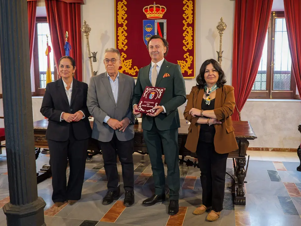 Almonte entrega las pastas al exaltador del Roc&iacute;o, Fernando Romero Vall&iacute;n