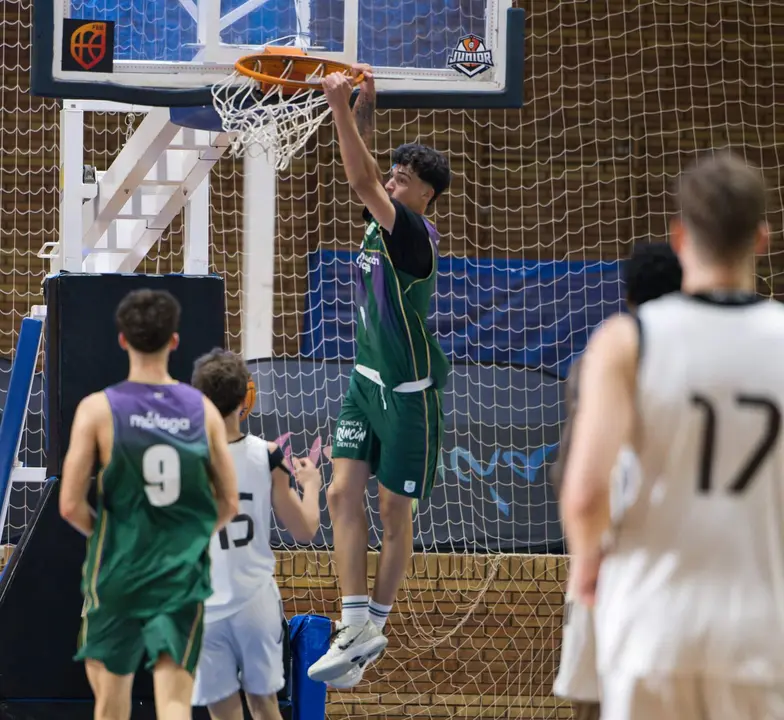 El onubense Alfonso Rodr&iacute;guez machaca el aro