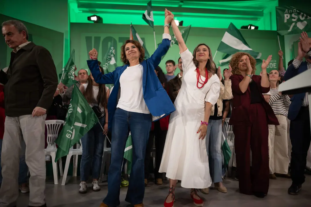Mar&iacute;a M&aacute;rquez, del PSOE junto a Mar&iacute;a Jes&uacute;s Montero en un mitin