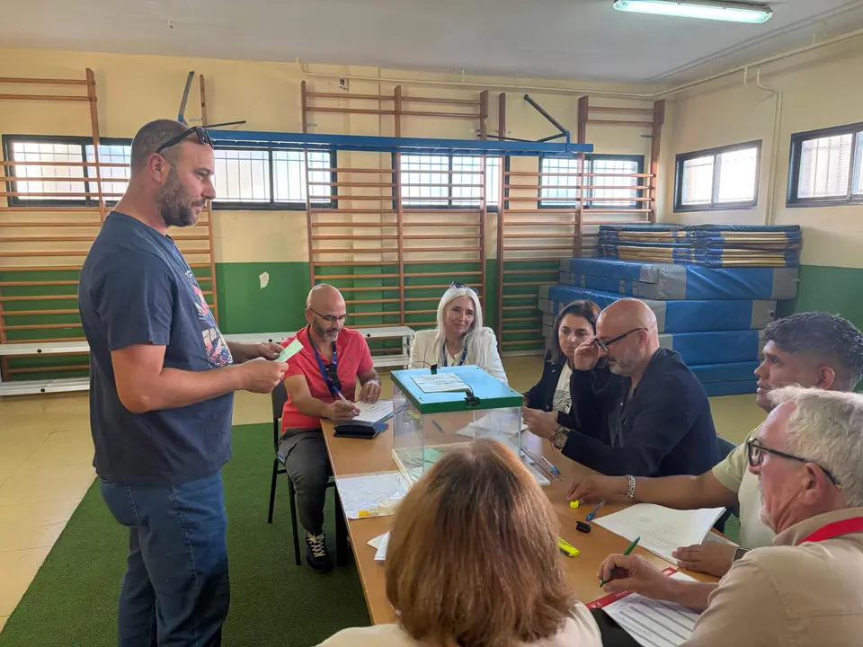 Un ciudadano ejerce su derecho al voto en las elecciones andaluzas de 2026.