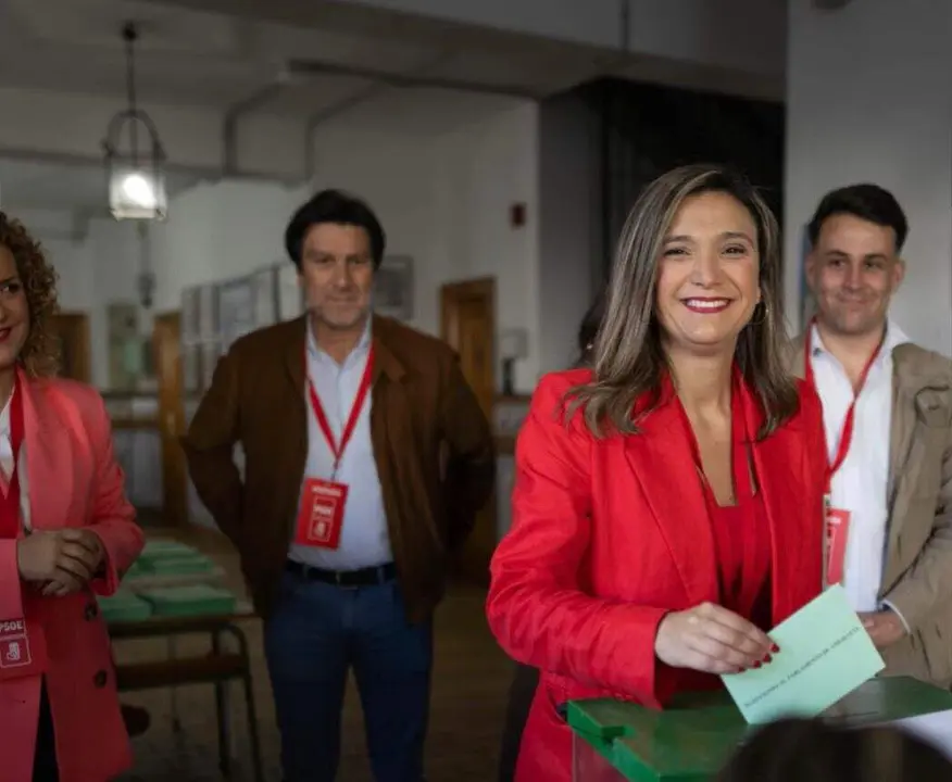 Mar&iacute;a M&aacute;rquez en el momento de votar.