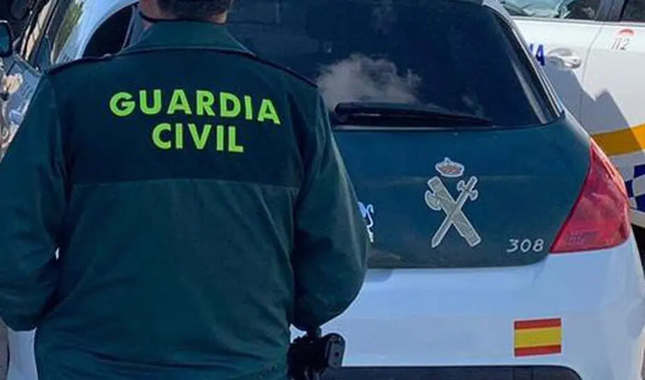 (Foto de ARCHIVO)
Archivo - Un agente de la Guardia Civil junto a un veh&iacute;culo oficial.

REMITIDA / HANDOUT por GUARDIA CIVIL
Fotograf&iacute;a remitida a medios de comunicaci&oacute;n exclusivamente para ilustrar la noticia a la que hace referencia la imagen, y citando la procedencia de la imagen en la firma
11/6/2021