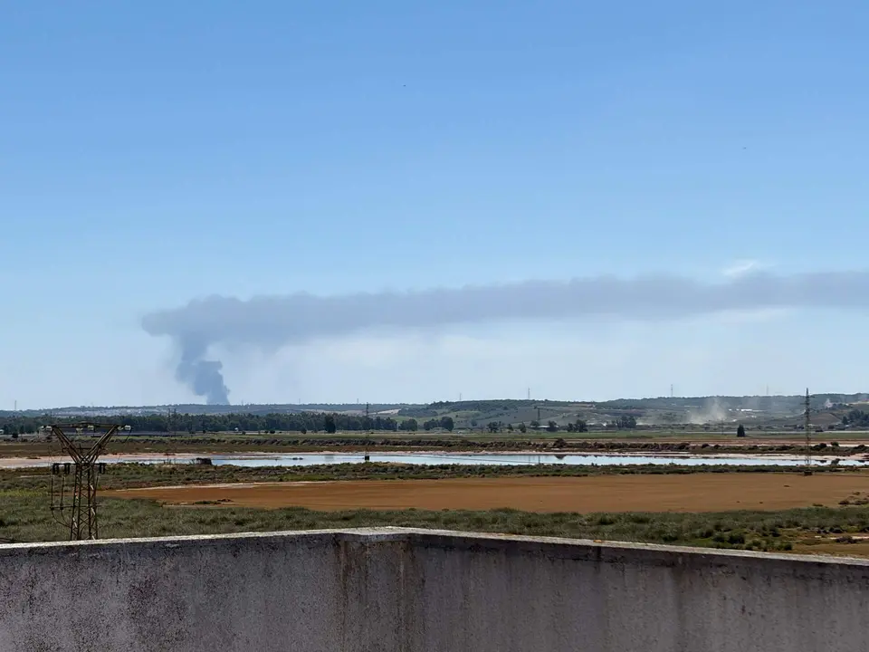 Imagen de la columna de humo visible desde San Juan del Puerto.