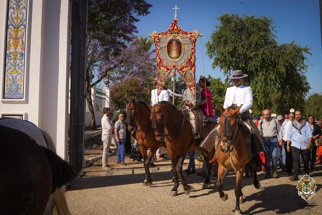 La Hermandad Matriz de Almonte, a su paso por las calles del pueblo. / Fotograf&iacute;a: Hermandad Matriz de Almonte