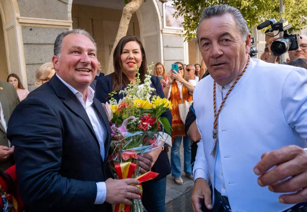 Entrega ramo de flores de la Diputaci&oacute;n Provincial a la hermandad de Emigrantes.