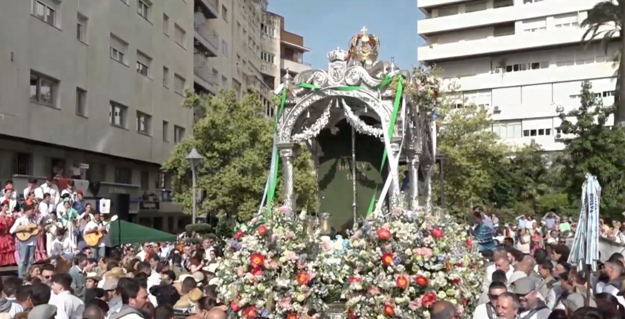 La Hermandad de Huelva frente al Monumento a la Virgen del Roc&iacute;o en la Plaza del Punto.