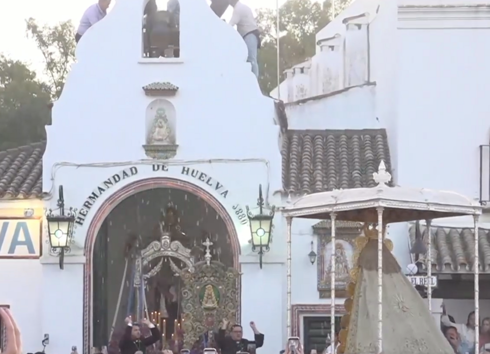 La Virgen del Roc&iacute;o frente a la Hermandad de Huelva.