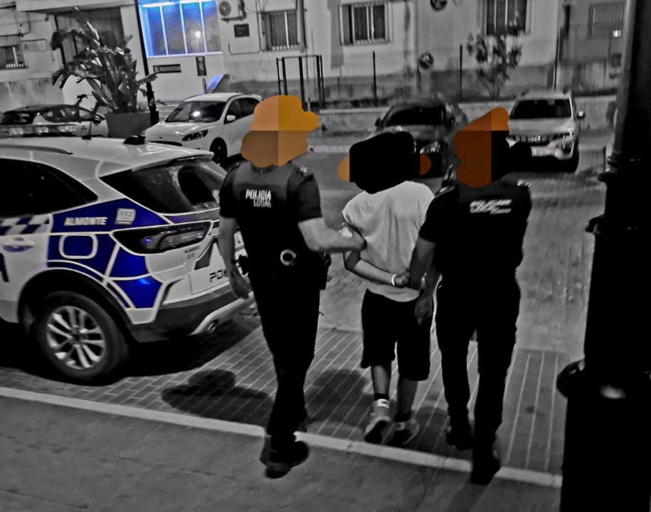 El detenido junto a los polic&iacute;as locales de Almonte. / Fotograf&iacute;a: Polic&iacute;a Local de Almonte
