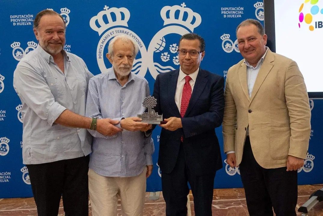 Enrique Vargas recibe el premio.