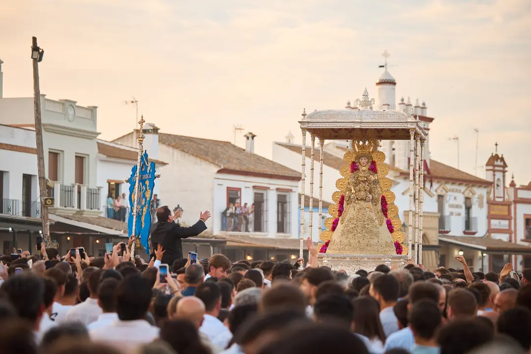 Virgen del Roc&iacute;o en procesi&oacute;n