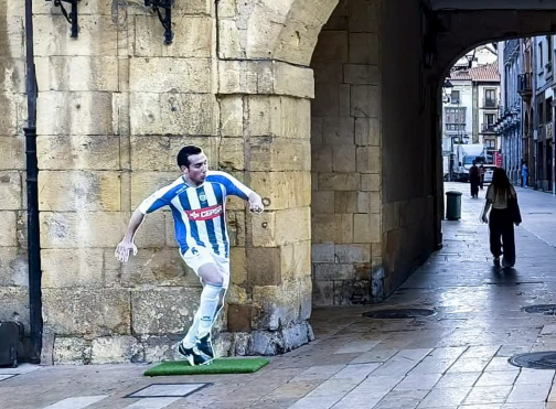 Oviedo amanece homenajeando a Santi Cazorla con una figura del Recreativo entre las que recuerdan su carrera