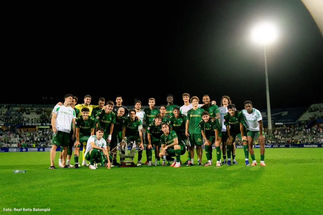 El Betis posando con la Carabela de Plata