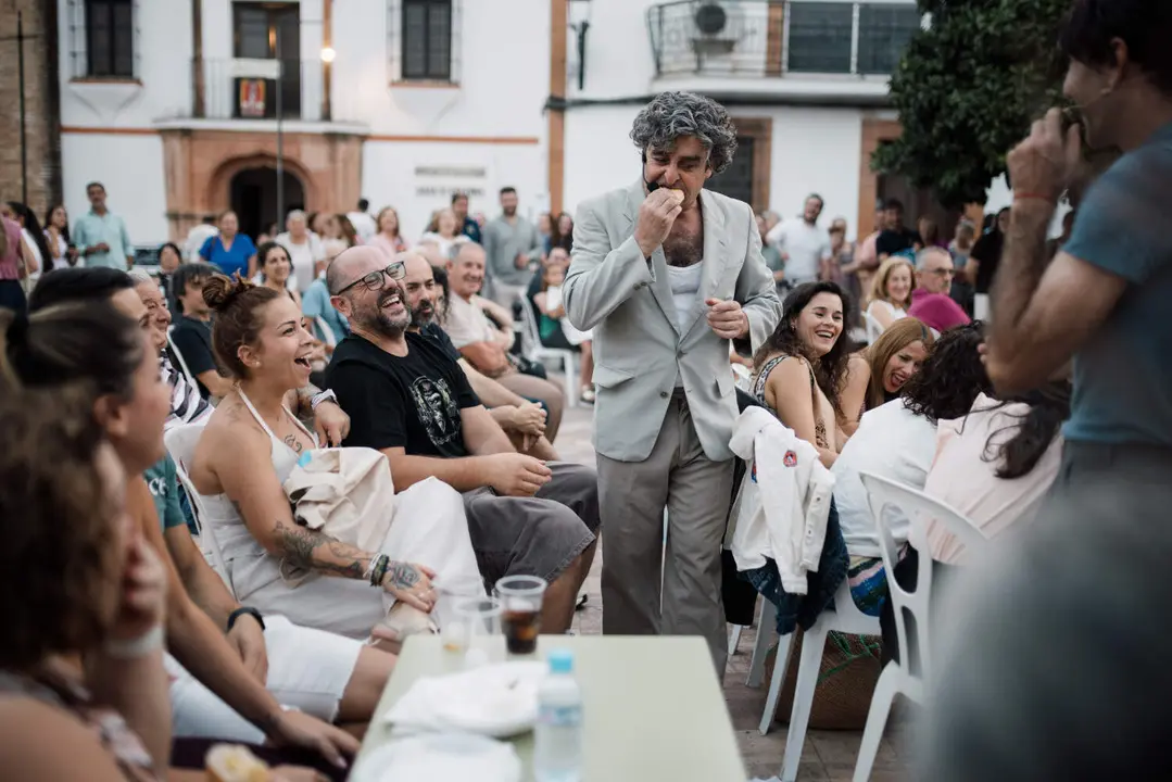 'Intrusos' llena de humor y teatro de calle la Plaza de Santa Mar&iacute;a de Niebla