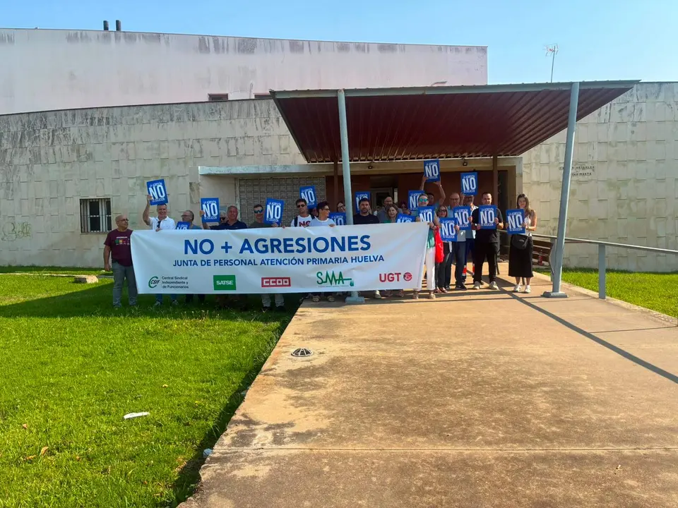 Los facultativos, concentrados a las puertas del centro de salud de San Juan del Puerto.
