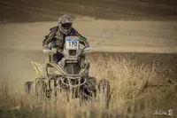 Un quads deja atrás el paisaje villarrasero