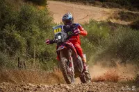 Una moto acelera en un tramo de recta