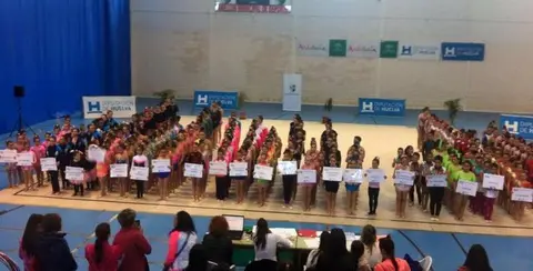 Gimnastas participantes en el Pabell&oacute;n Municipal de Deportes. / Ayto. S. Bartolom&eacute;