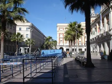 Instalaci&oacute;n de las estructuras de los palcos en la plaza de la Constituci&oacute;n. / D. H.