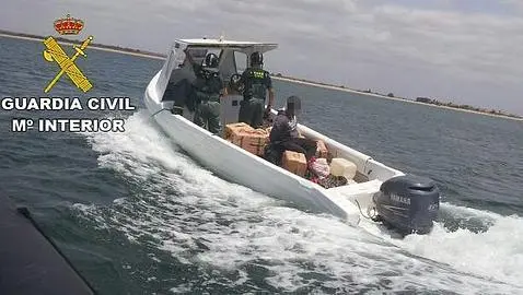 Agentes del Servicio Marítimo de Huelva en una operación antidroga. / Guardia Civil